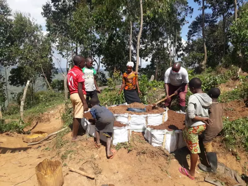 Kinderfamilien in Ruanda erlernen landwirtschaftliche Anbaupraktiken