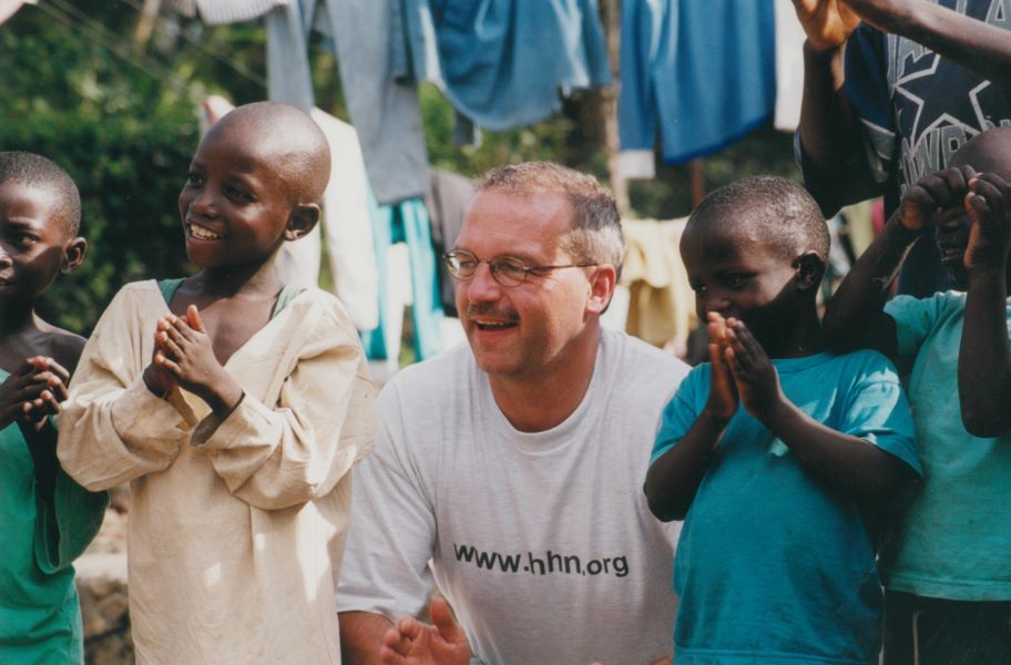 Ewald Dietrich Gründer und Vorsitzender von HUMAN HELP NETWORK e.V., umgeben von Kindern, in Ruanda.